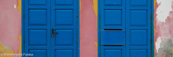 zwei blaue Holztüren