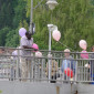 Menschenkette und Luftballons