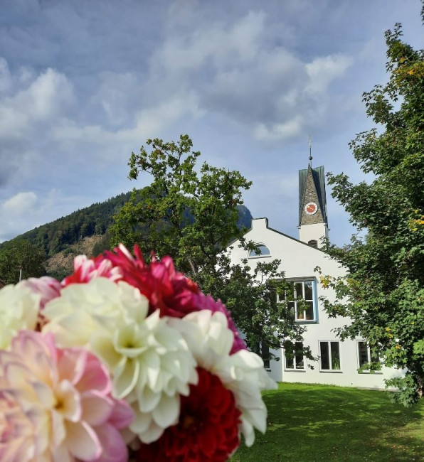 Erlöserkirche mit einem Strauß Blumen