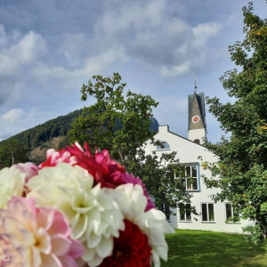 Erlöserkirche mit einem Strauß Blumen